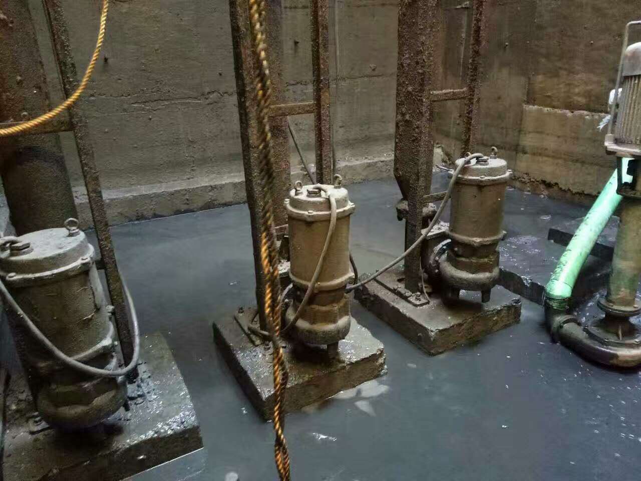 叶集污水池清理